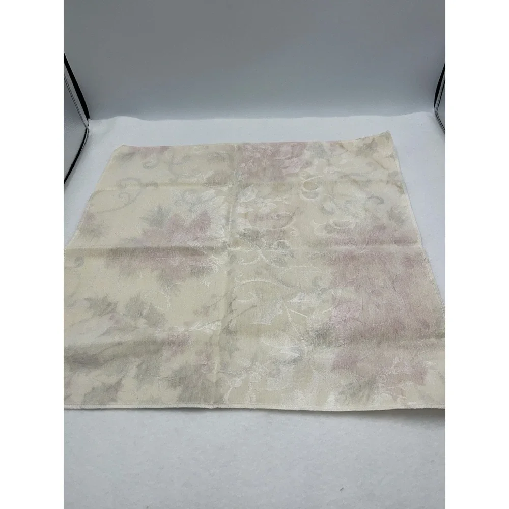 Christmas Holiday Time Poinsetta Filgree Napkin Set of 4‎